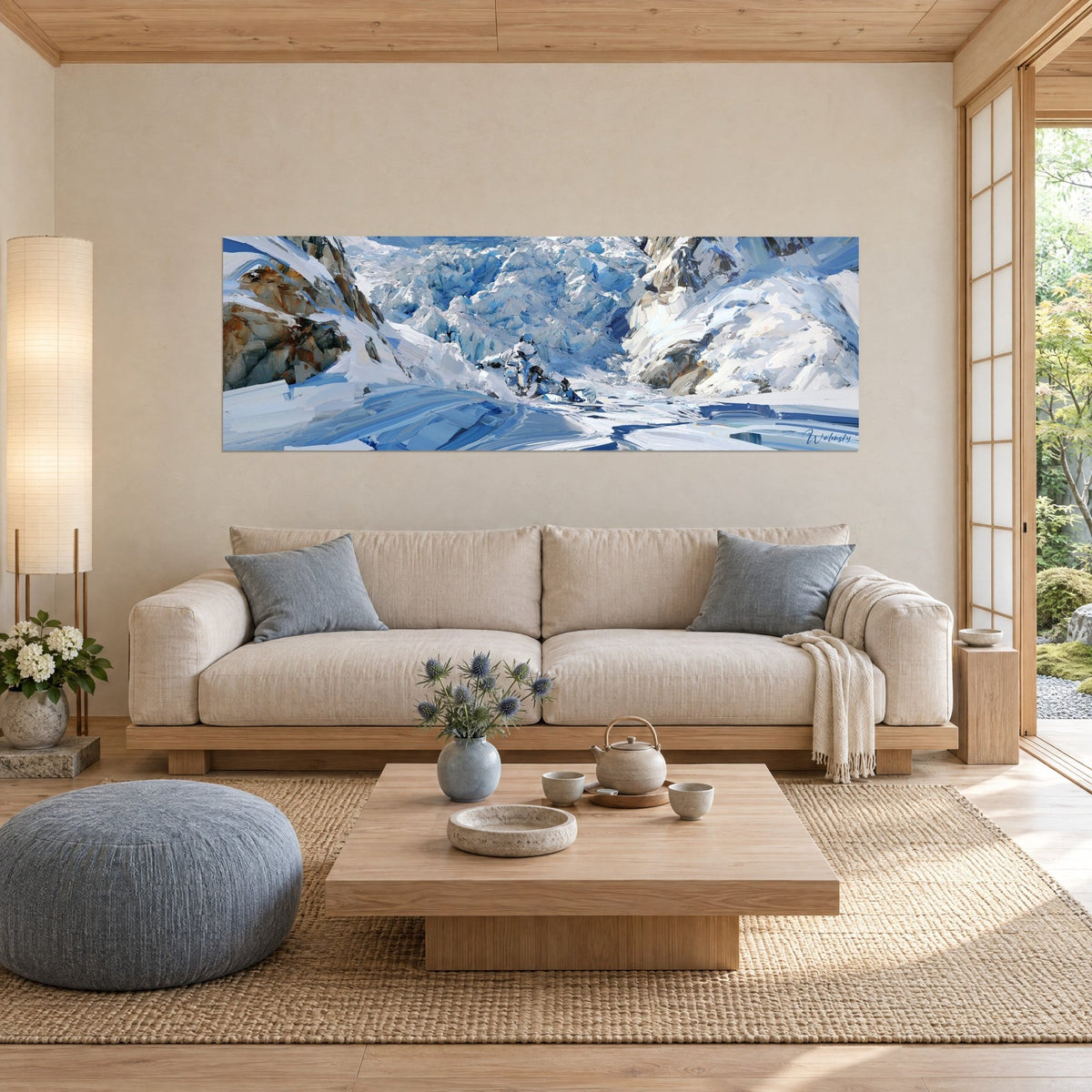 Tableau snowboardeur dévalant un glacier aux séracs bleu glacier et blancs, rochers ocre, au-dessus d'un canapé dans un salon lumineux