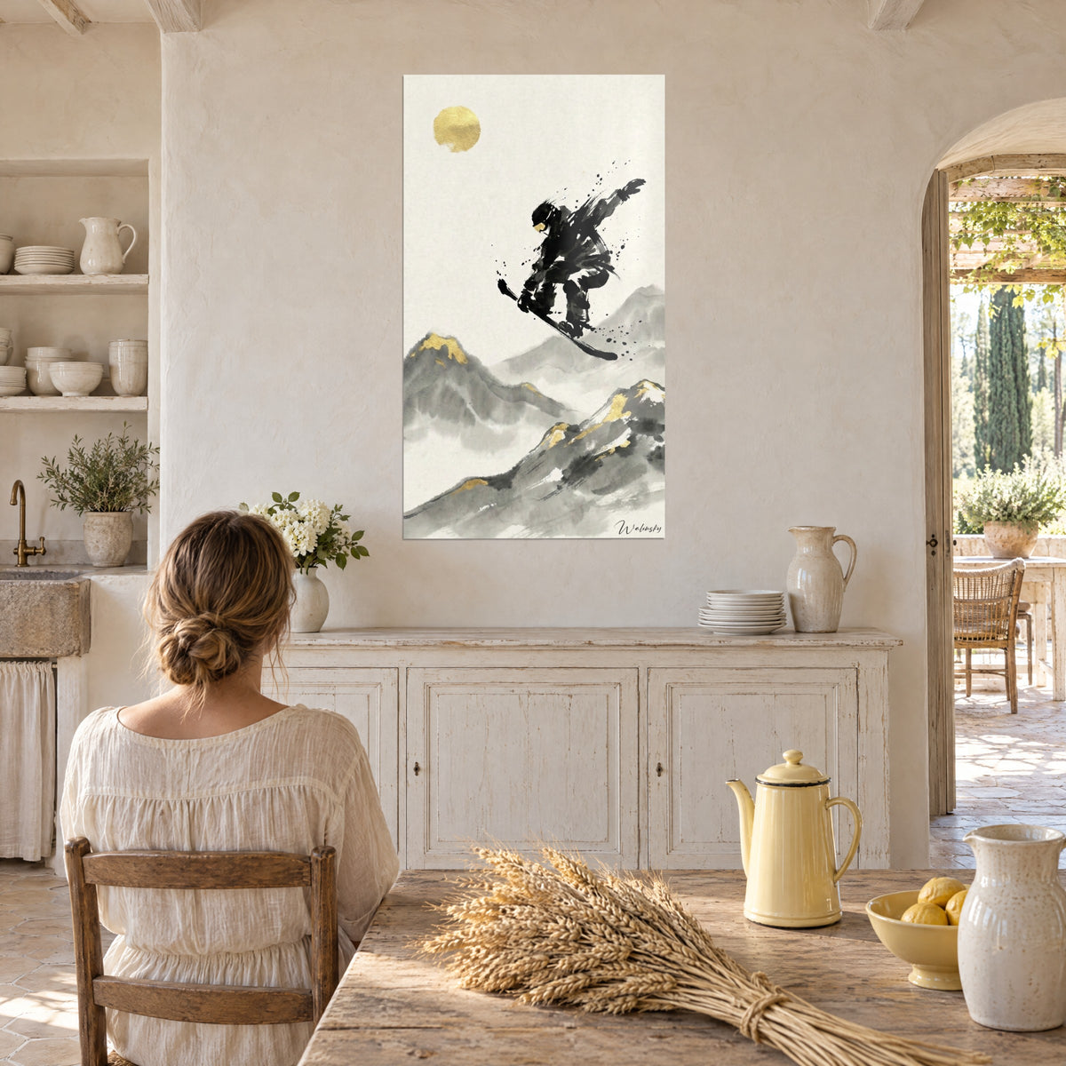 Tableau figure noire en saut de snowboard, soleil d'or, montagnes brumeuses grises, cuisine provençale en pierre claire