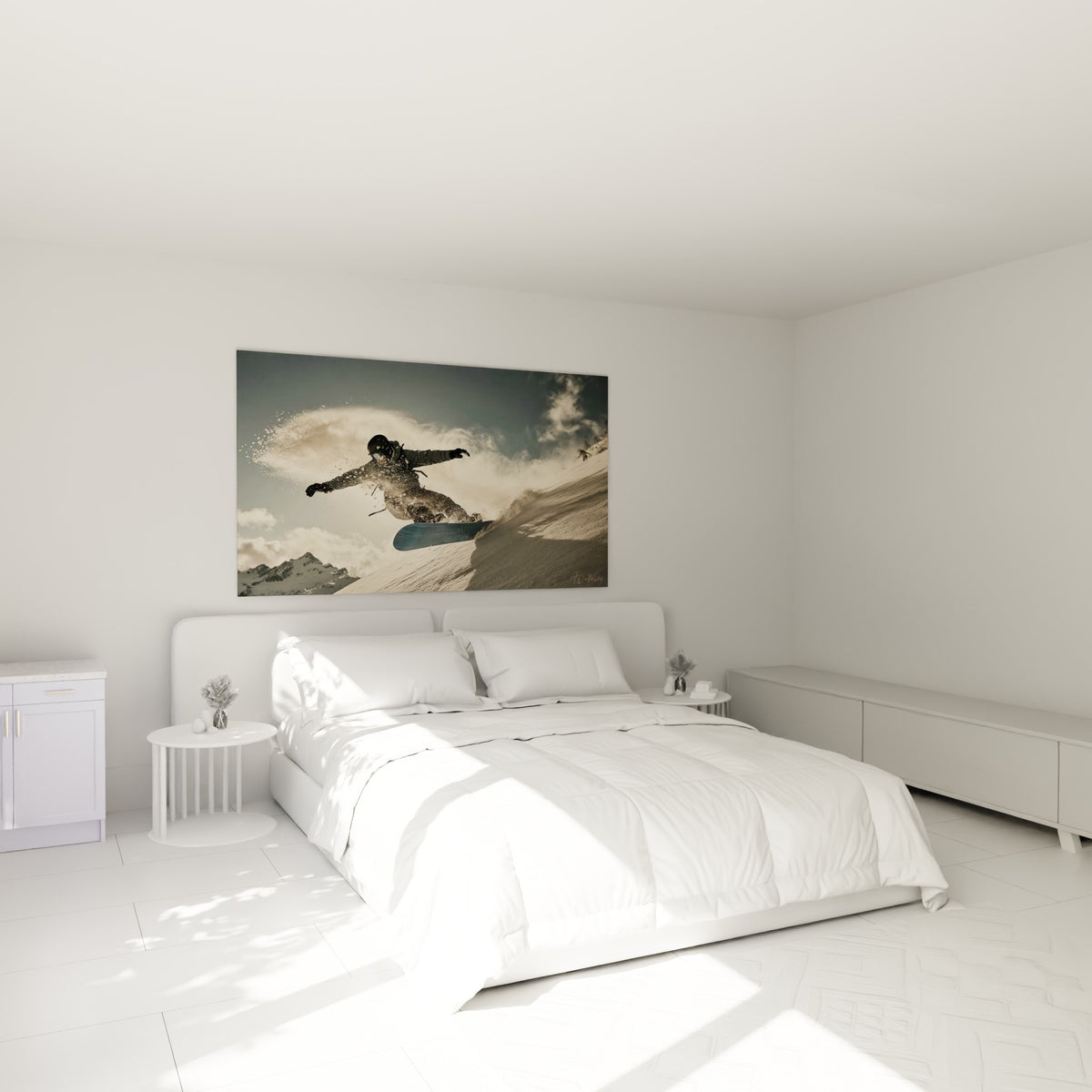 Snowboardeur projetant une gerbe de poudreuse blanche, accroché au-dessus d'un lit dans une chambre claire