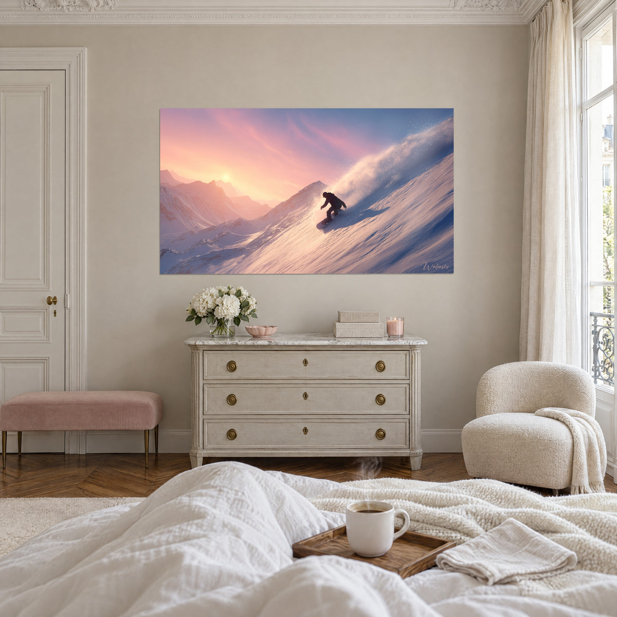 Schilderij afdaling in de Himalaya bij zonsondergang, roze besneeuwde toppen en blauwe schaduwen, vrouw met haar rug naar de kijker boven een bed in een lichte slaapkamer