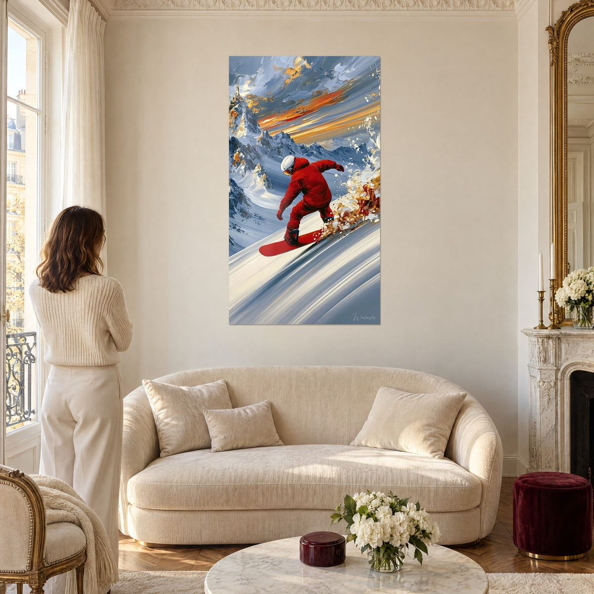 Tableau snowboardeur en combinaison rouge dévalant la poudreuse blanche, ciel orange, au-dessus d'un canapé dans un salon lumineux