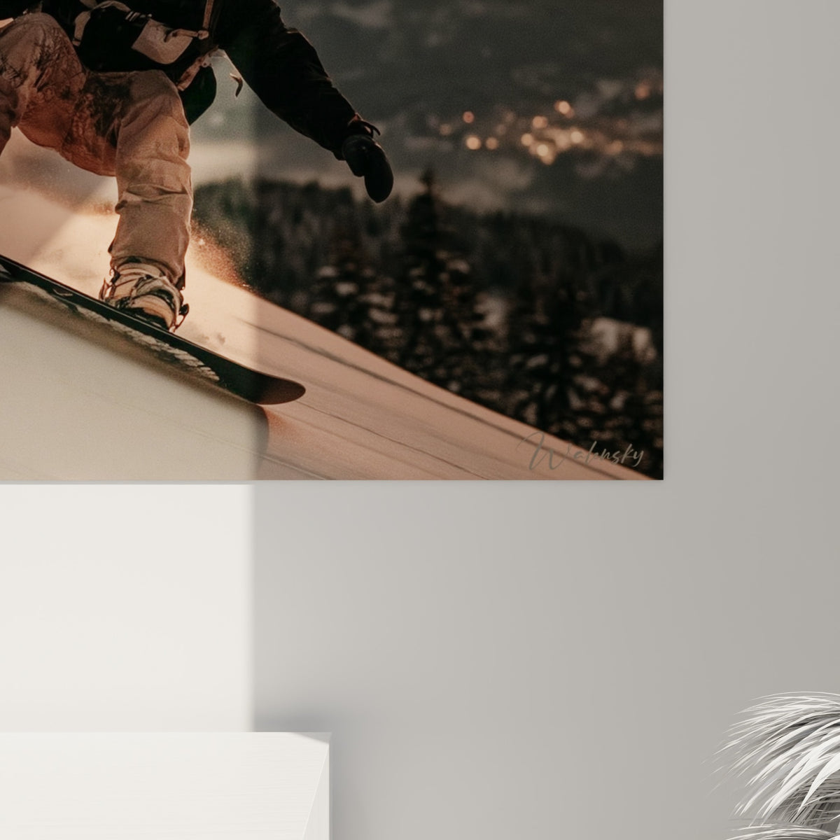 Grain de l'impression sur la neige soulevée orange et le casque noir du snowboardeur