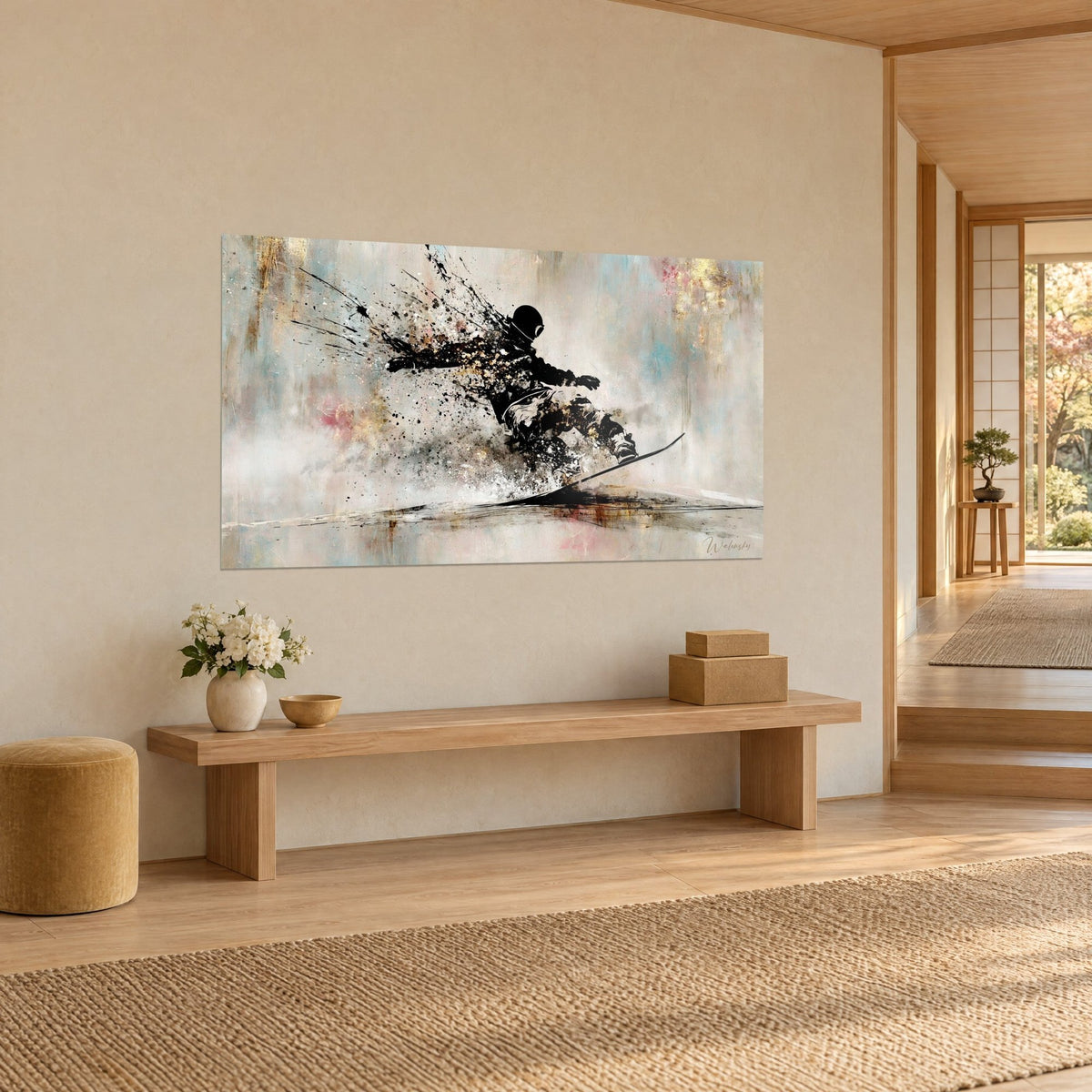 Tableau glisseur en encre noire projetant poudreuse et éclaboussures, fond gris perle et touches rose pâle, mur beige, banc en bois