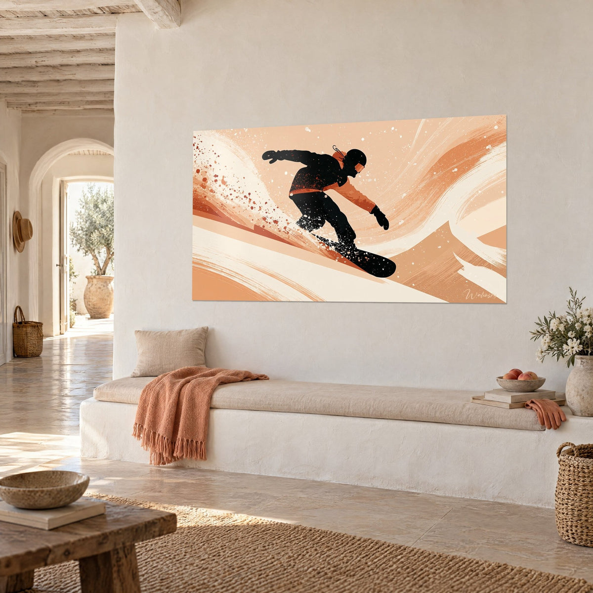 Tableau rider casqué penché dans la poudreuse, éclaboussures orange et volutes ocre, sur un mur blanc d'une maison méditerranéenne