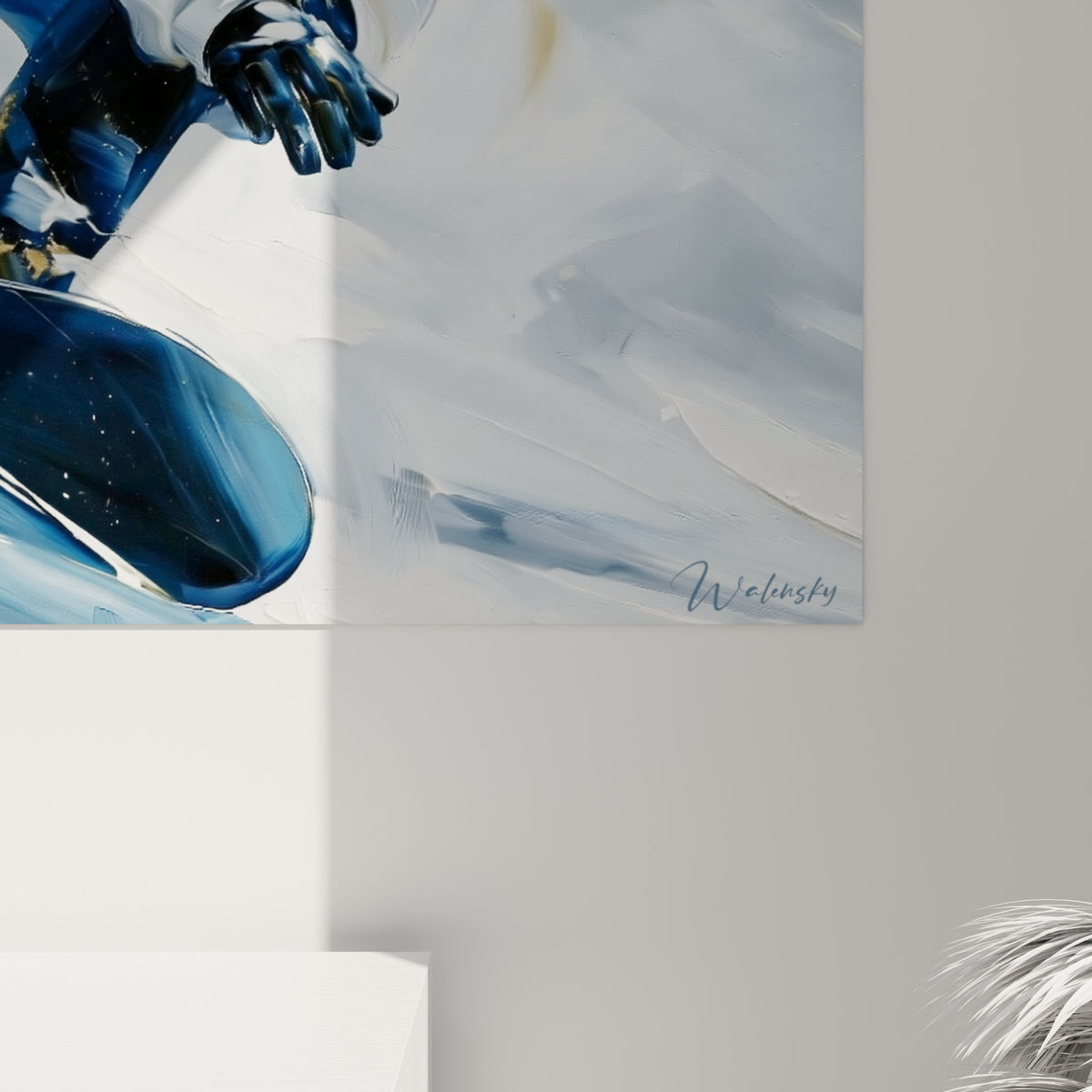 Empâtements bleu marine et dorés se mêlant au blanc éclatant, matière épaisse visible sur la toile accrochée