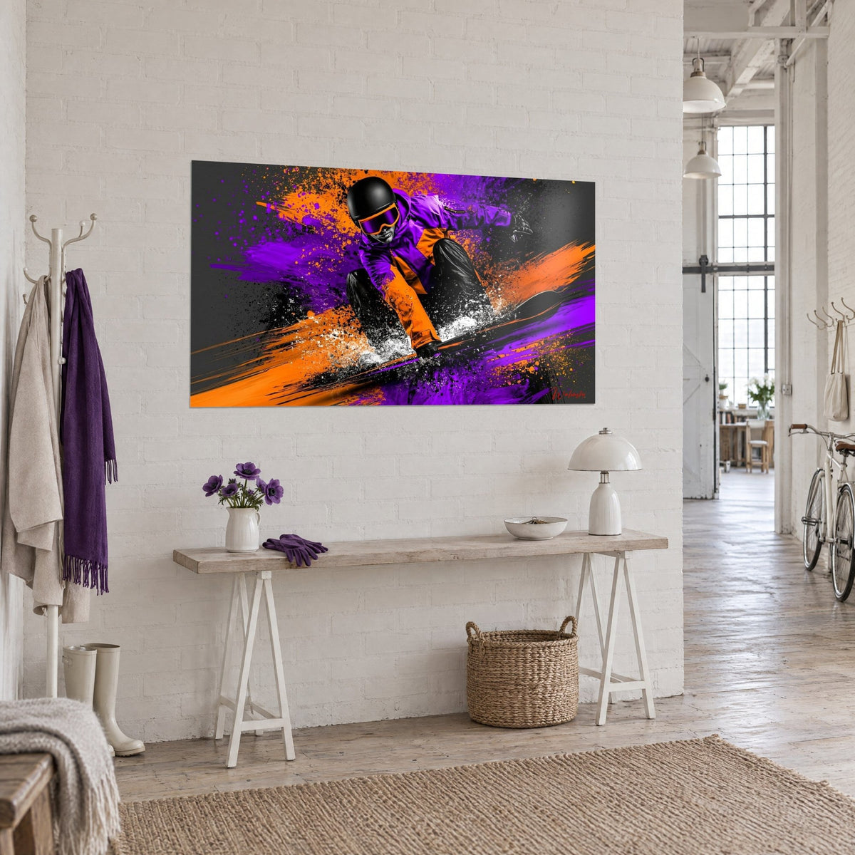 Quadro di rider con maschera ambrata chino sulla tavola, pennellate arancioni e viola su fondo grigio, vista di tre quarti