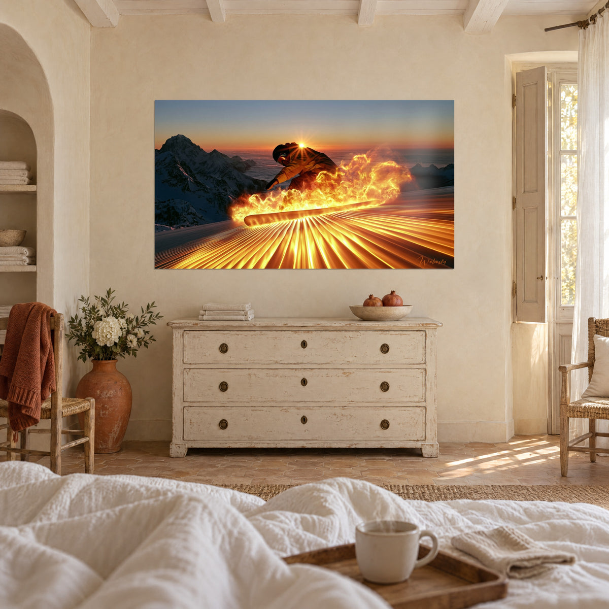 Gemälde einer brennenden Abfahrt auf goldgestreifter Piste, strahlende Sonne über orangefarbenem Himmel und blauem Wolkenmeer, über einem Bett in einem hellen Schlafzimmer
