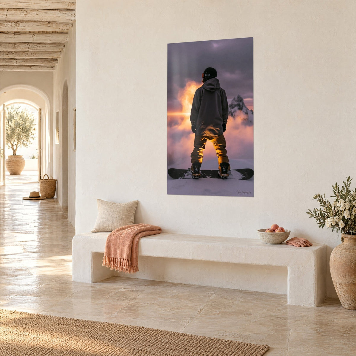 Tableau silhouette sur planche noire devant un pic enneigé, ciel mauve et nuées orangées, vue de trois-quarts sur un mur blanc