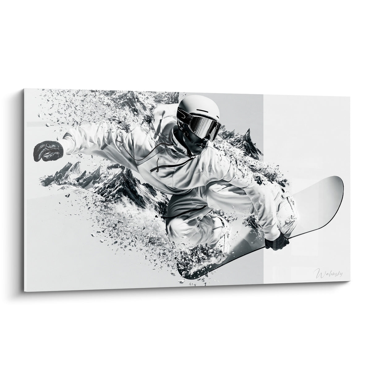 Snowboardeur casqué en tenue blanche, corps fragmenté en éclats gris sur fond de montagnes