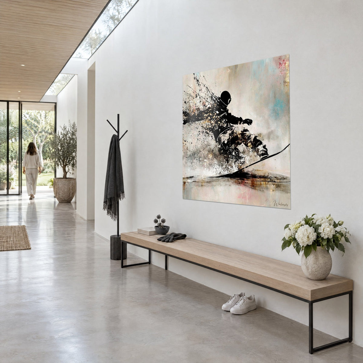 Quadro sciatore in piena curva, macchie ocra e rosa pallido su fondo crema, appeso al muro di un corridoio, panca in legno chiaro