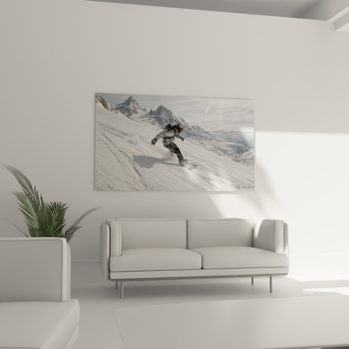 Descente à vive allure sur fond de montagnes anthracite, au-dessus d'un canapé dans un salon lumineux
