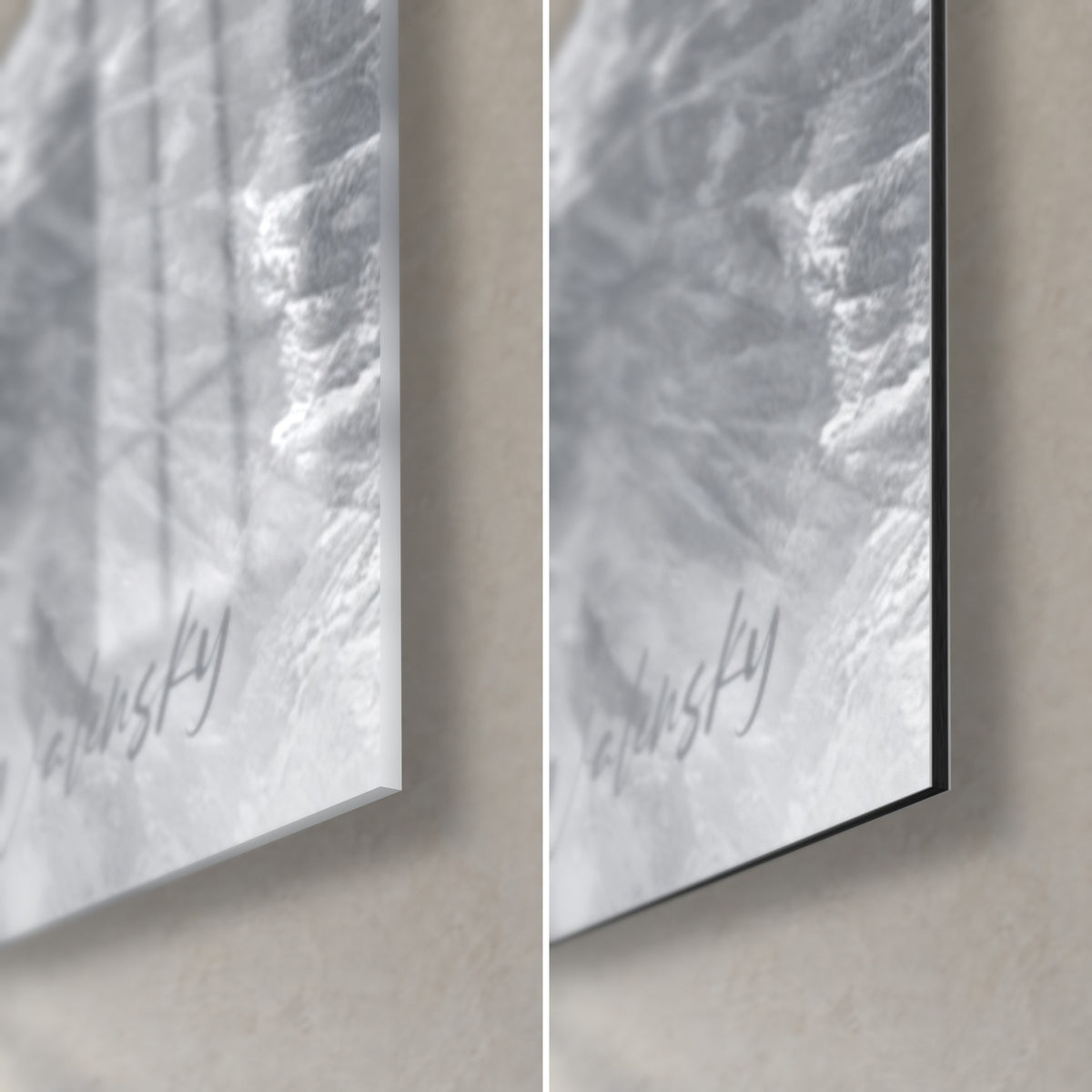 Tableau planchiste dans la poudreuse, coin bas droit : verre acrylique brillant à gauche, Dibond noir mat à droite, tranche de 3 mm
