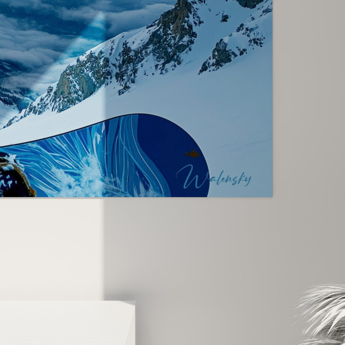 Grain de l'impression révélant les nuages dorés et le bleu profond des montagnes sur ce tableau snowboard