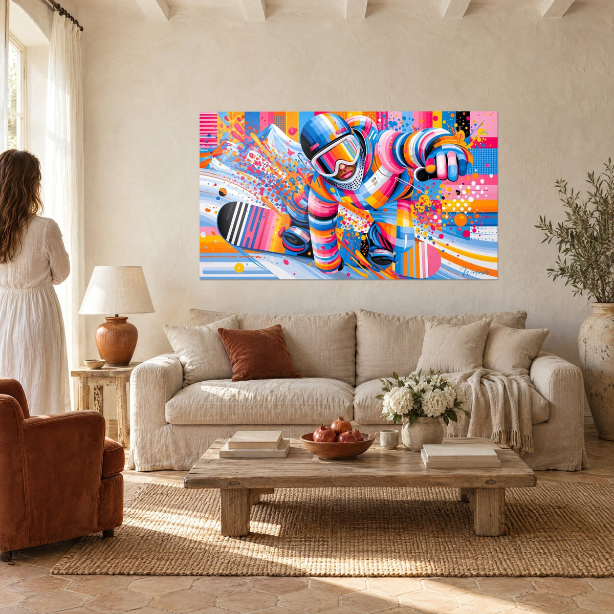 Tableau snowboardeur casqué fonçant dans la poudreuse rose et bleue, éclats orange, au-dessus d'un canapé dans un salon lumineux