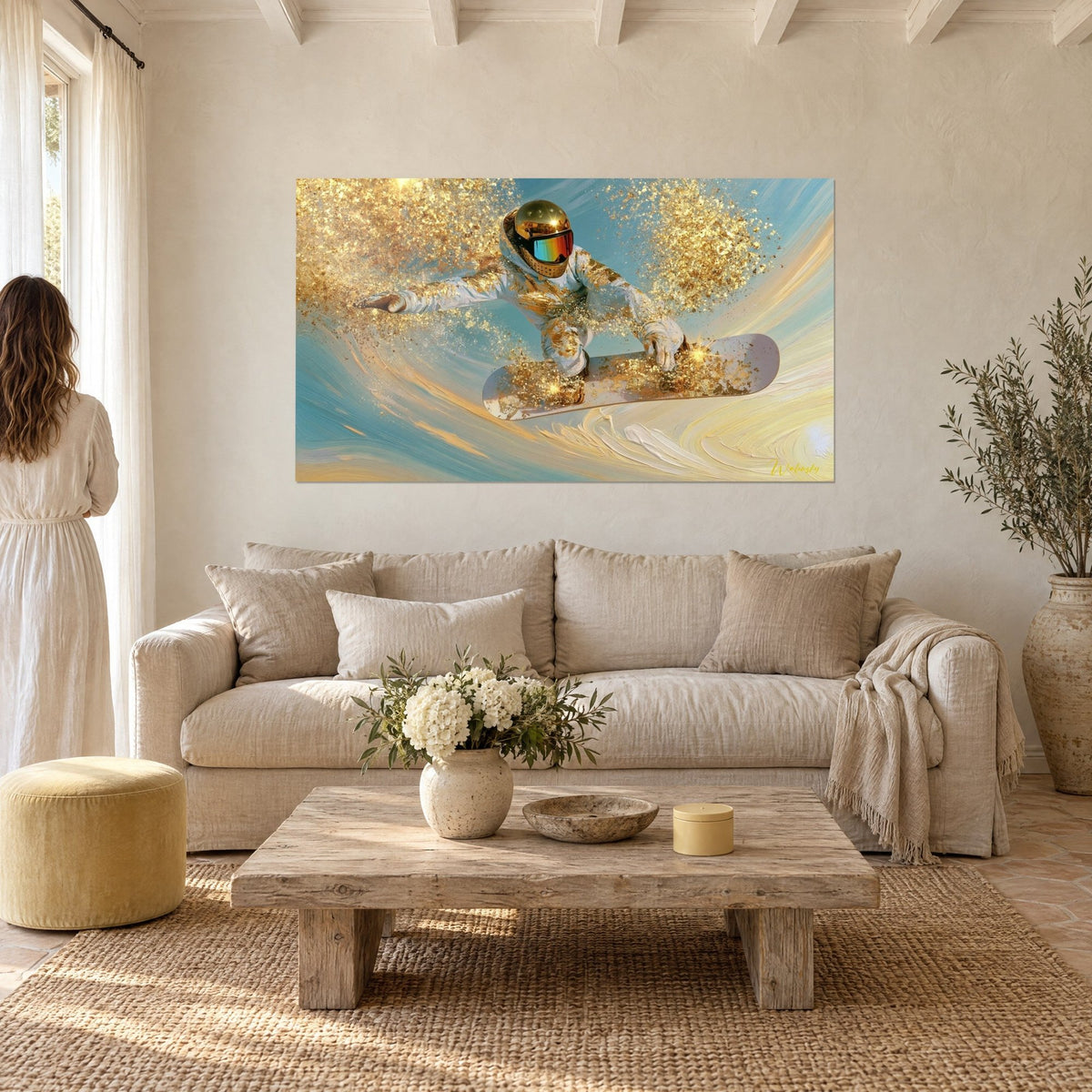 Tableau snowboardeur au casque doré fendant une vague bleu turquoise et crème, éclats d'or, au-dessus d'un canapé dans un salon lumineux
