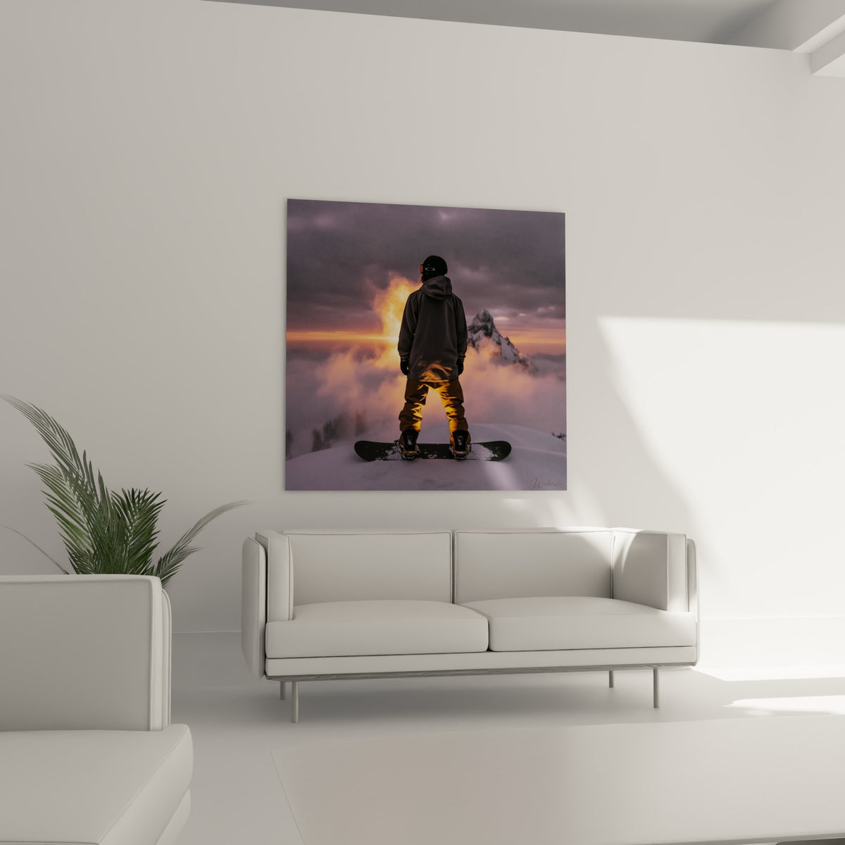 Rider en noir et or planté sur sa planche devant un ciel incandescent, au-dessus d'un canapé dans un salon lumineux