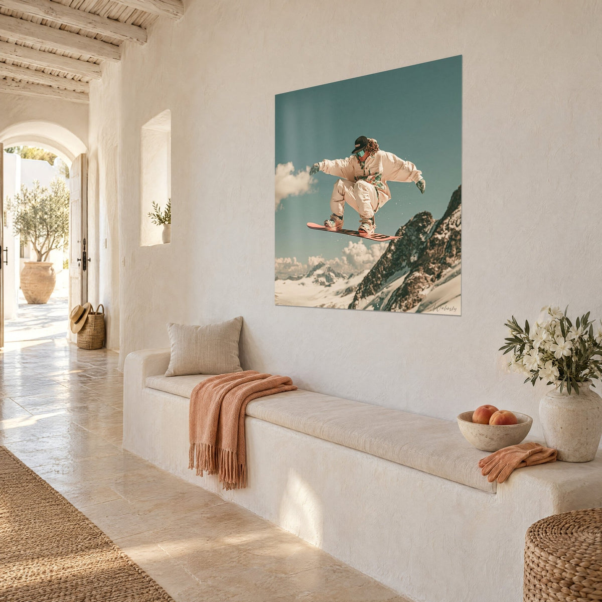 Quadro rider in giacca crema a motivi floreali, berretto nero, cresta rocciosa marrone, su una panca bianca, casa mediterranea