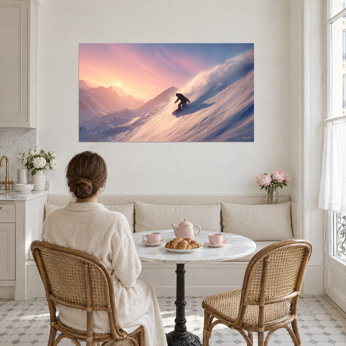 Schilderij snowboarder die over een besneeuwde rug springt, amberkleurig licht en lila sneeuw, vrouw met haar rug naar de kijker naast een ontbijttafel