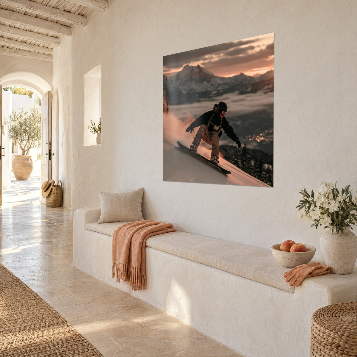 Schilderij van een gehurkte snowboarder die carvet op een witte helling, roze en grijze berg, zee van wolken, driekwartaanzicht, witte zitbank