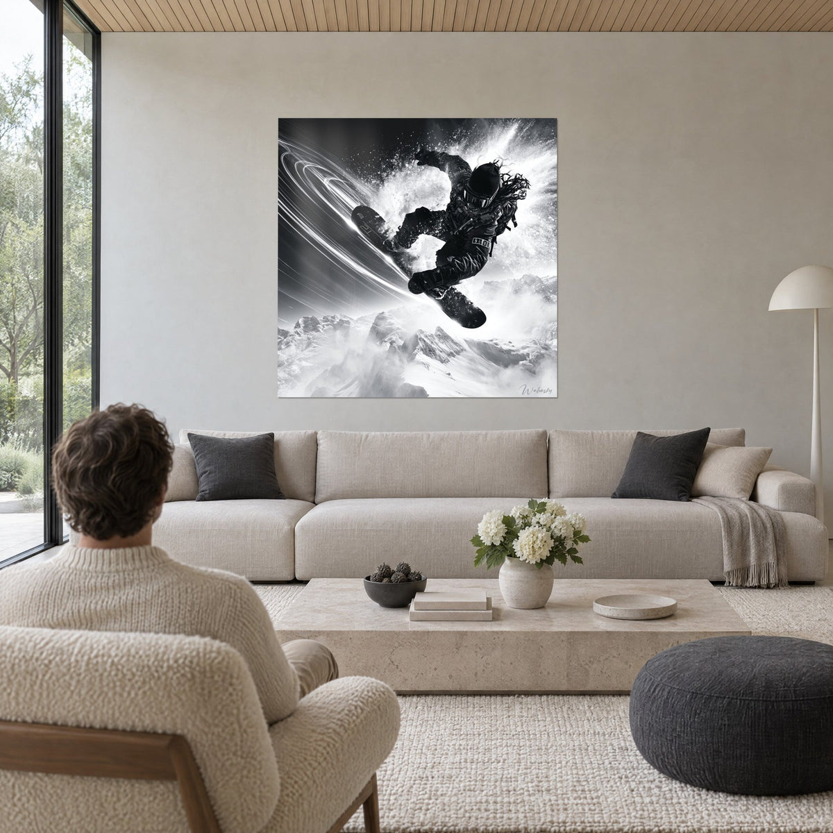 Gemälde eines Snowboarders in voller Drehung, weiße Pulverschneefontäne auf schwarzem Hintergrund, über einem Sofa in einem hellen Wohnzimmer