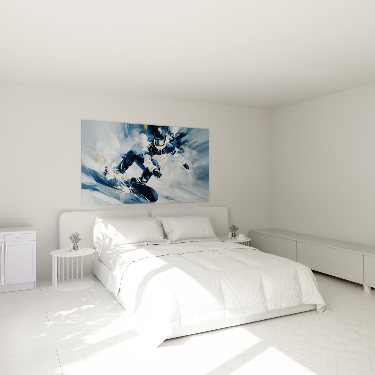 Rider bleu marine et blanc capturé en plein virage, accroché au-dessus d'un lit dans une chambre claire