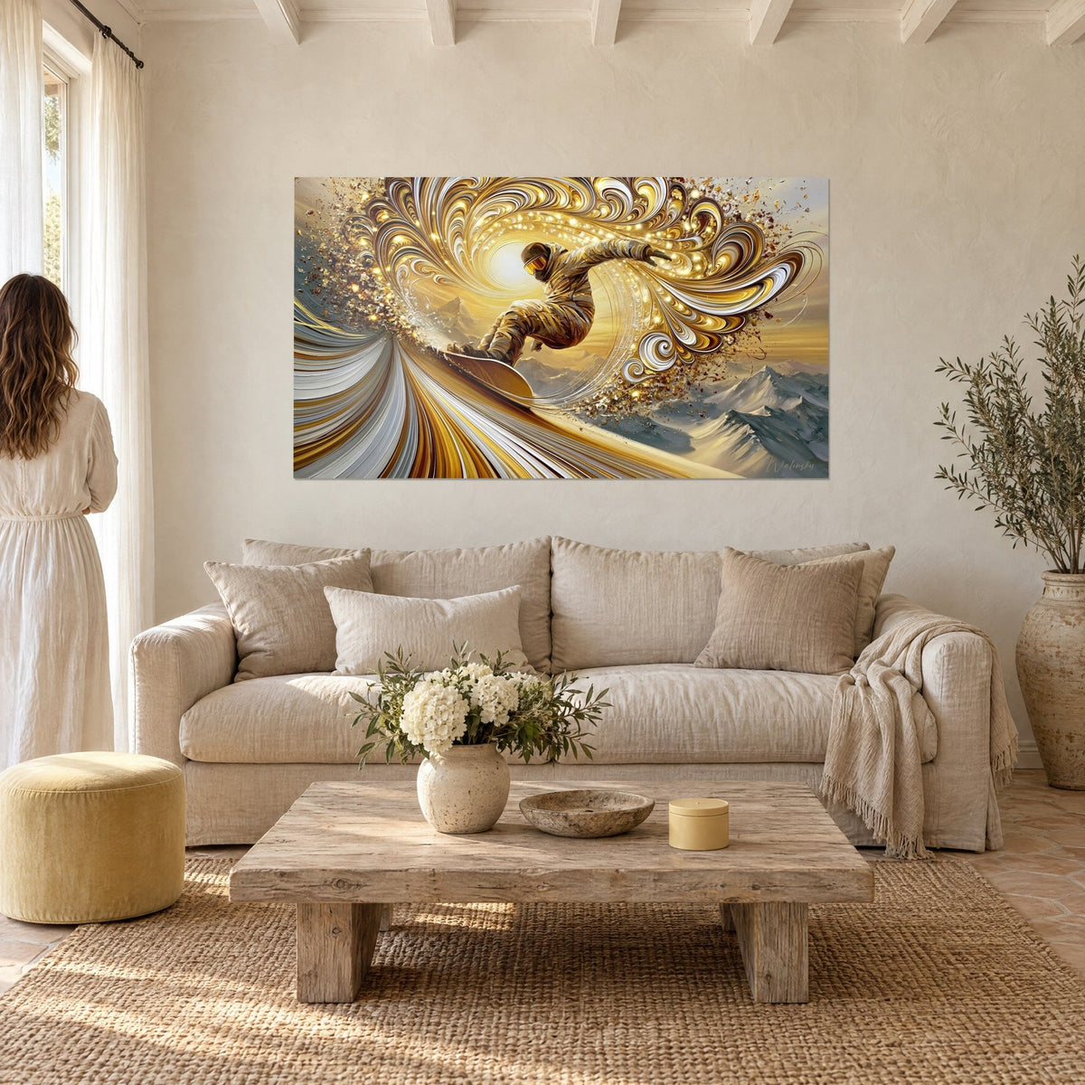Tableau snowboardeur en combinaison dorée, volutes ivoire et ambre tourbillonnantes, au-dessus d'un canapé dans un salon lumineux