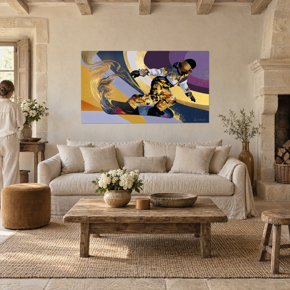 Quadro di uno snowboarder con pantaloni in foglia d'oro, onde viola e giallo senape, sopra un divano in un soggiorno luminoso
