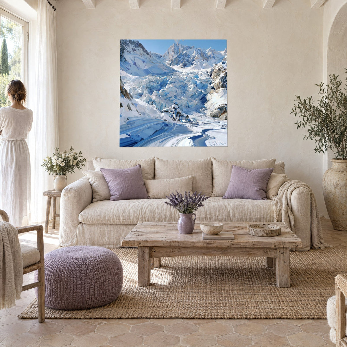 Quadro snowboarder in tuta bianca che scende un ghiacciaio, seracchi azzurro ghiacciaio e neve avorio, sopra un divano in un soggiorno luminoso