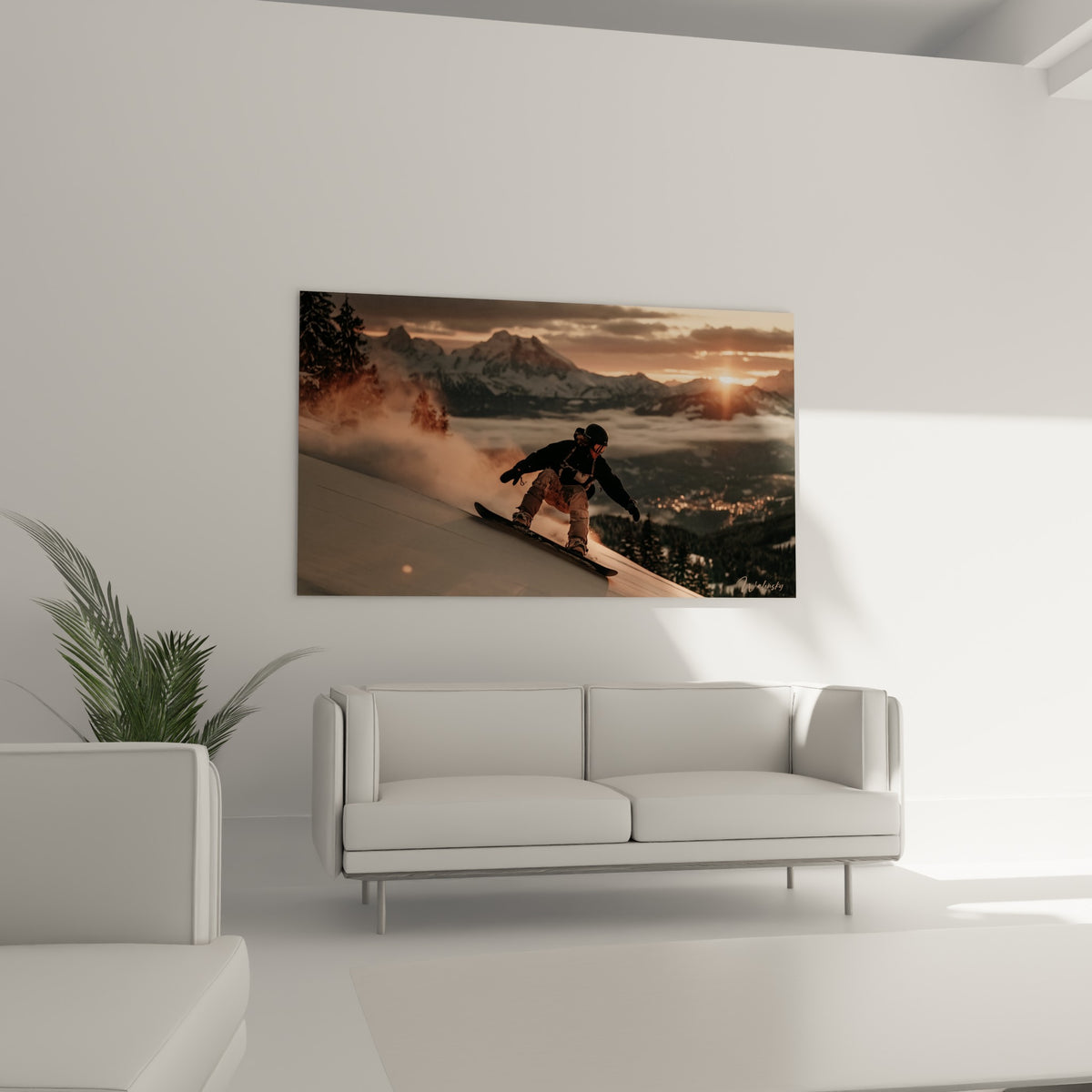 Sportif en action sur fond de montagnes bleutées et ciel orangé, au-dessus d'un canapé dans un salon lumineux