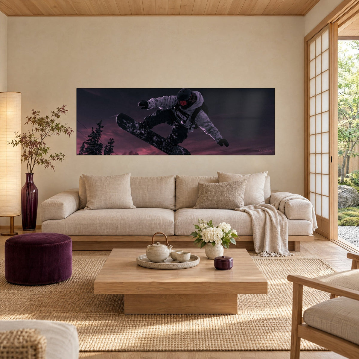 Gemälde Snowboarder im vollen Sprung, graue Jacke und schwarzer Helm vor rosévioletttem Himmel, über einem Sofa in einem hellen Wohnzimmer