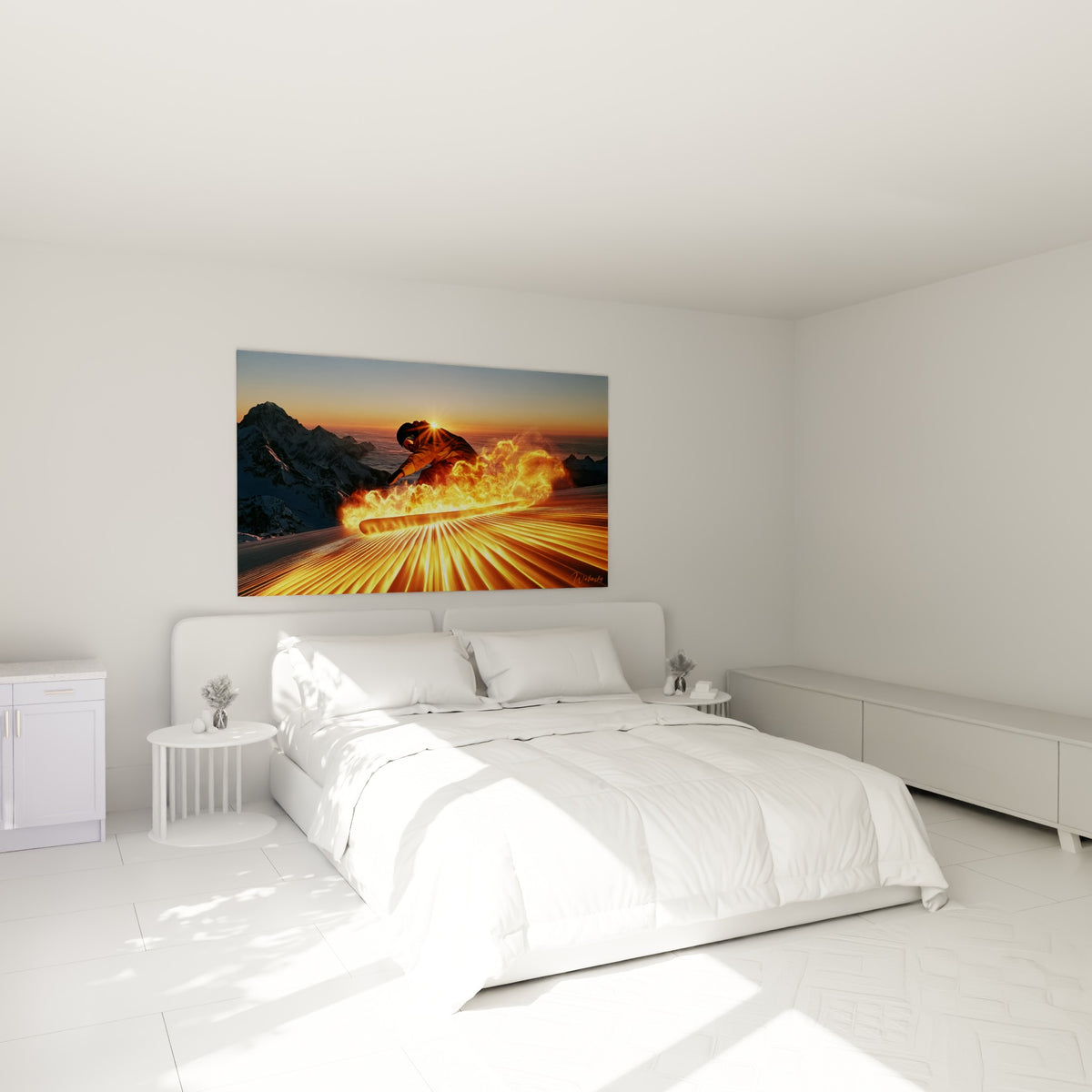 Rider embrasé aux teintes ambrées et bleu pastel accroché au-dessus d'un lit dans une chambre claire
