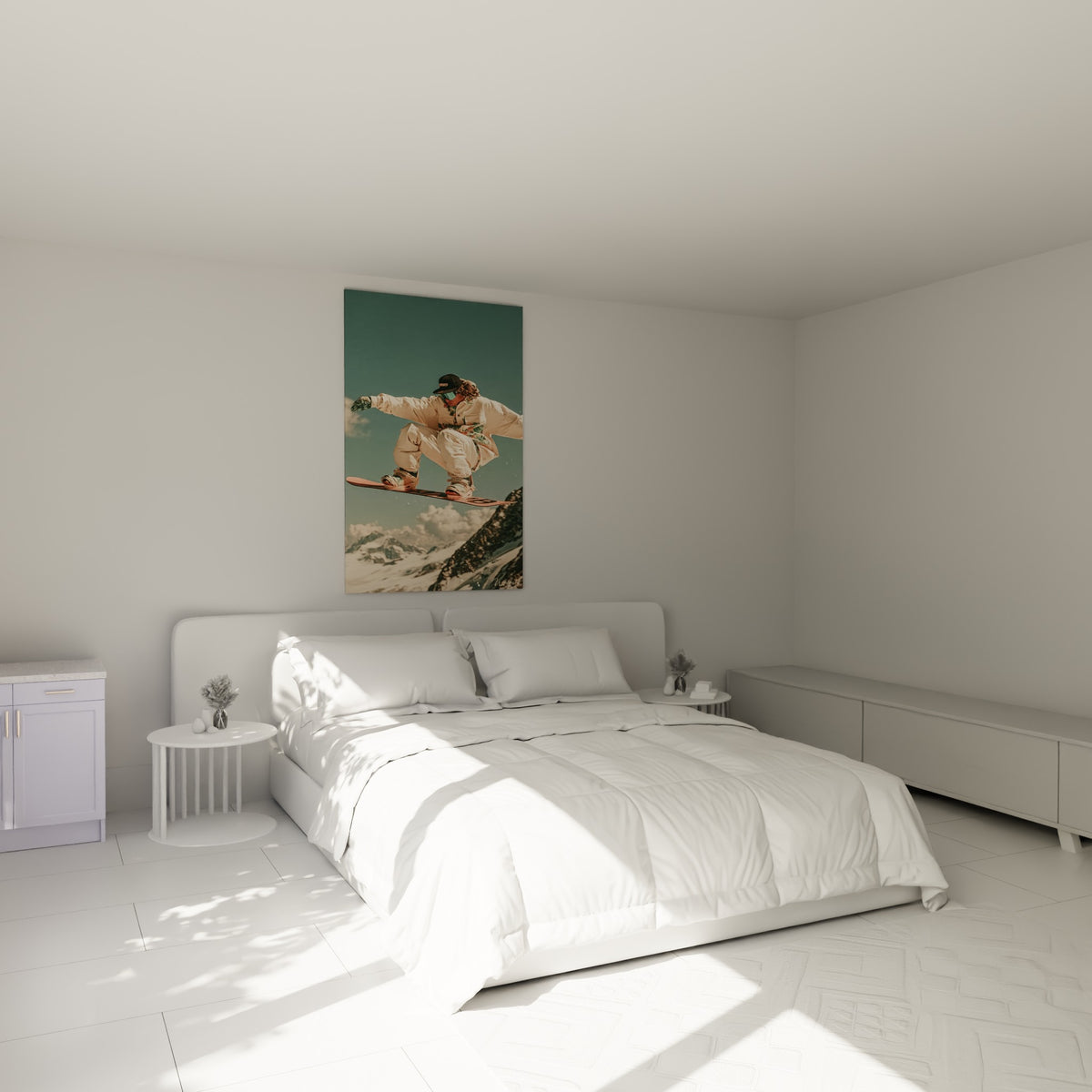 Rider suspendu en plein saut, tons corail et beige, au-dessus d'un lit dans une chambre claire