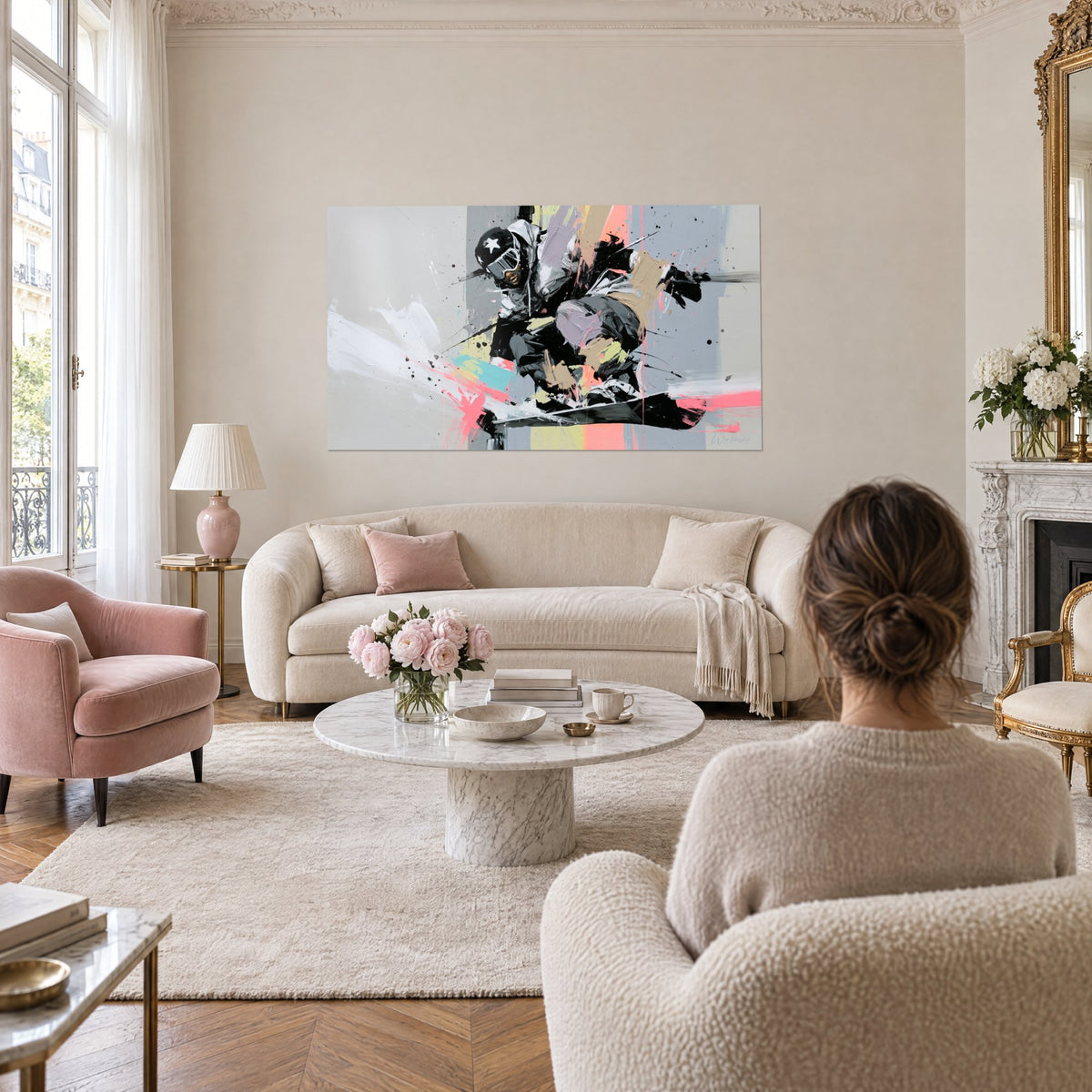 Tableau snowboardeur en plein saut, casque étoilé noir et gris, éclaboussures roses, au-dessus d'un canapé dans un salon lumineux