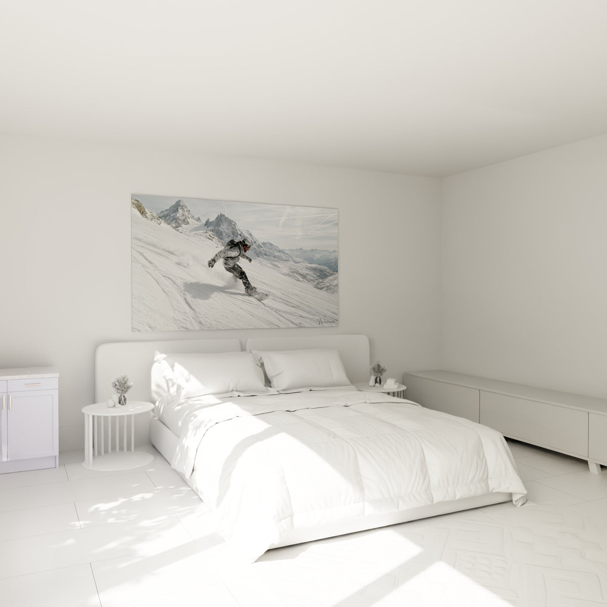 Rider camouflage blanc et gris fendant la poudreuse, accroché au-dessus d'un lit dans une chambre claire