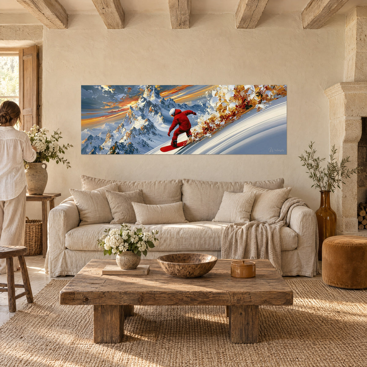 Schilderij van een snowboarder in een rood pak die een witte helling afdaalt, gouden spatten, blauwige toppen, boven een bank in een lichte woonkamer