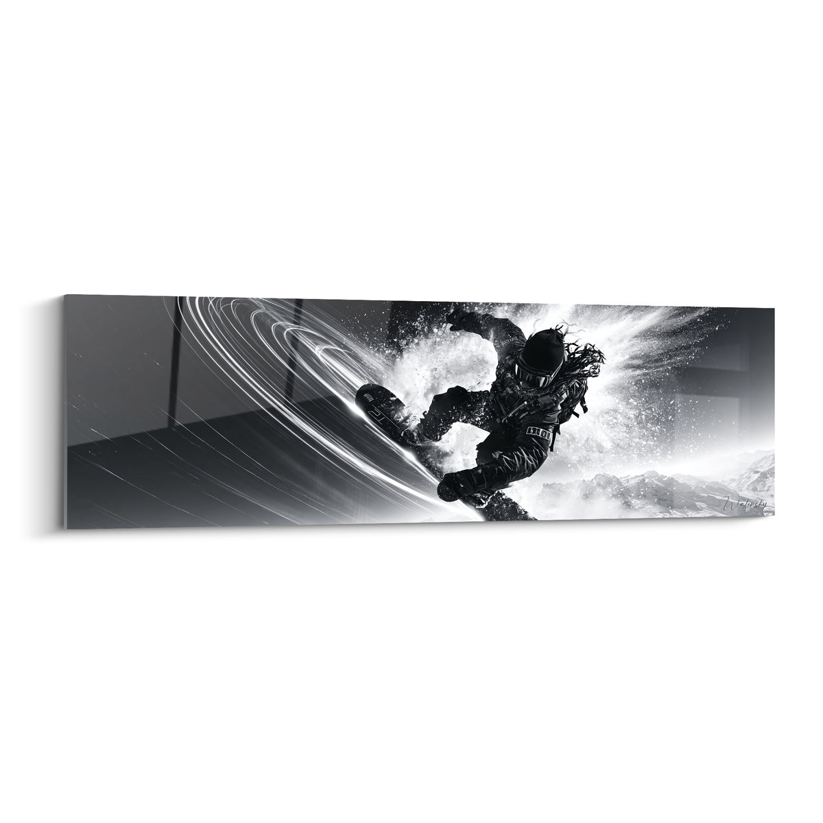 Snowboardeur en noir et blanc dévalant la pente dans une gerbe de poudreuse blanche intense