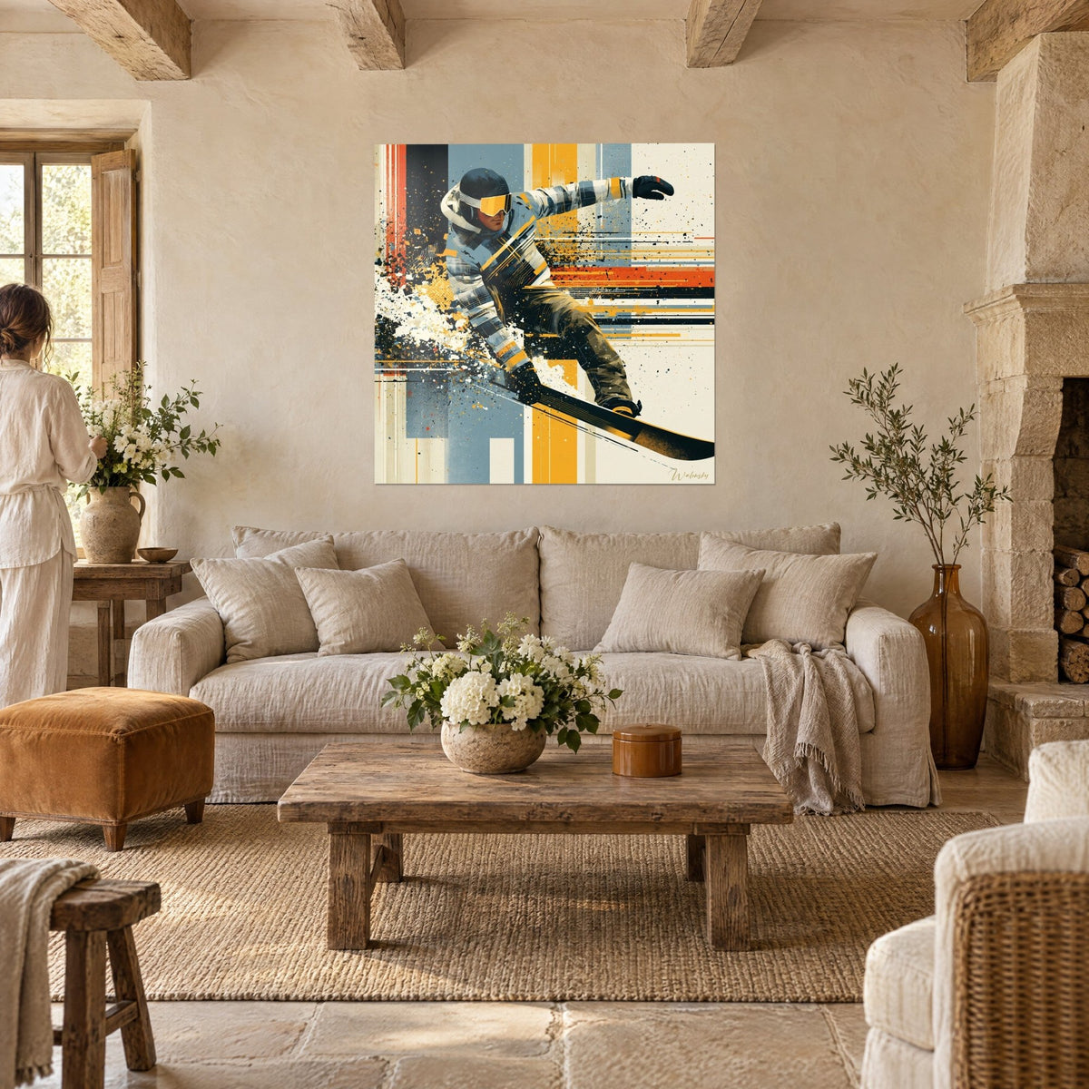 Tableau snowboardeur lancé en pleine glisse, lunettes jaune moutarde, veste grise à rayures, éclats blancs, au-dessus d'un canapé dans un salon lumineux