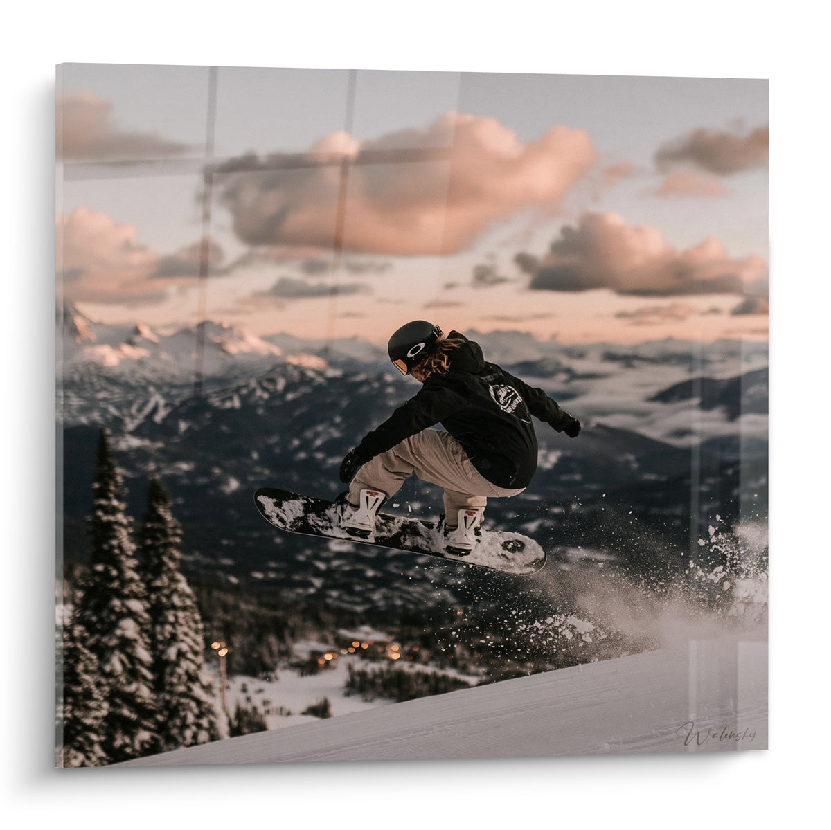 Schilderij van een snowboarder in het zwart die springt over besneeuwde toppen onder een roze en grijze lucht