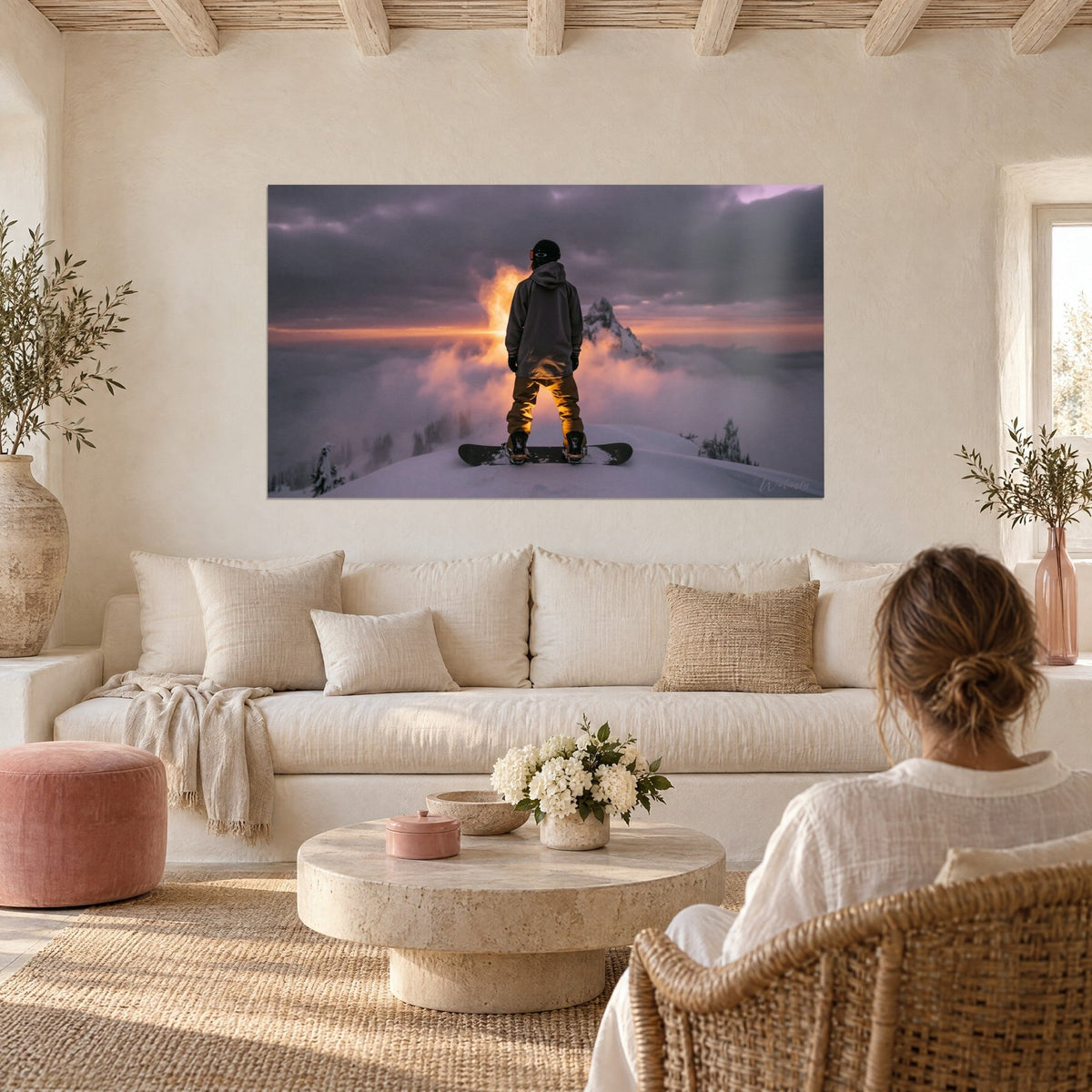 Πίνακας snowboarder από πίσω απέναντι σε φλεγόμενη κορυφή, πορτοκαλί ομίχλη και μωβ ουρανός, πάνω από καναπέ σε φωτεινό σαλόνι