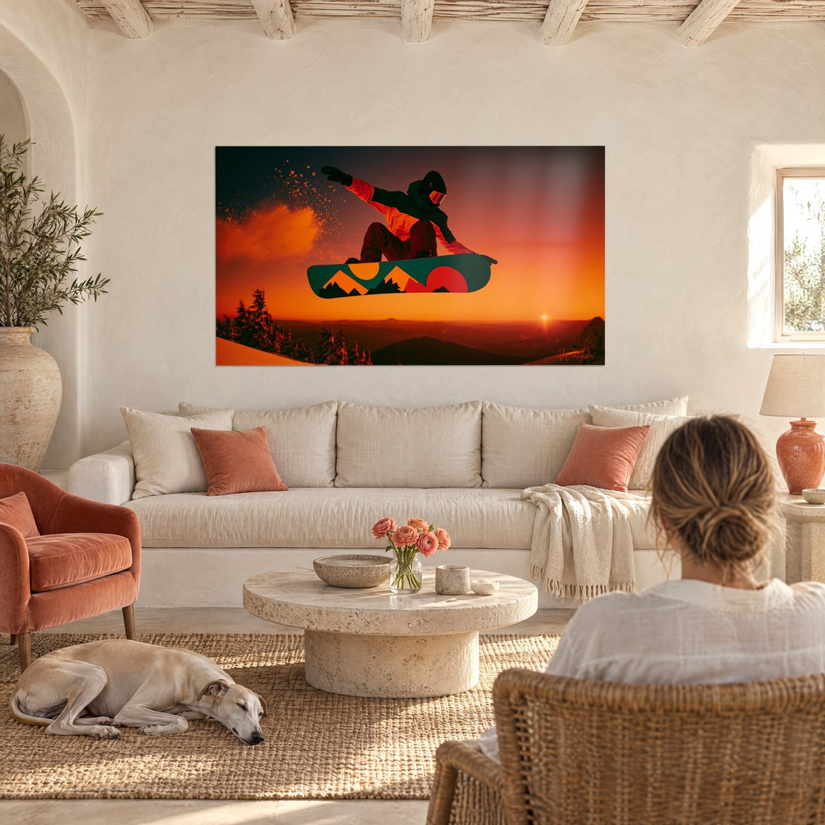 Gemälde Snowboarder im Sprung, Jacke in Orange und dunklem Grün, rotorangefarbener Himmel, über einem Sofa in einem hellen Wohnzimmer