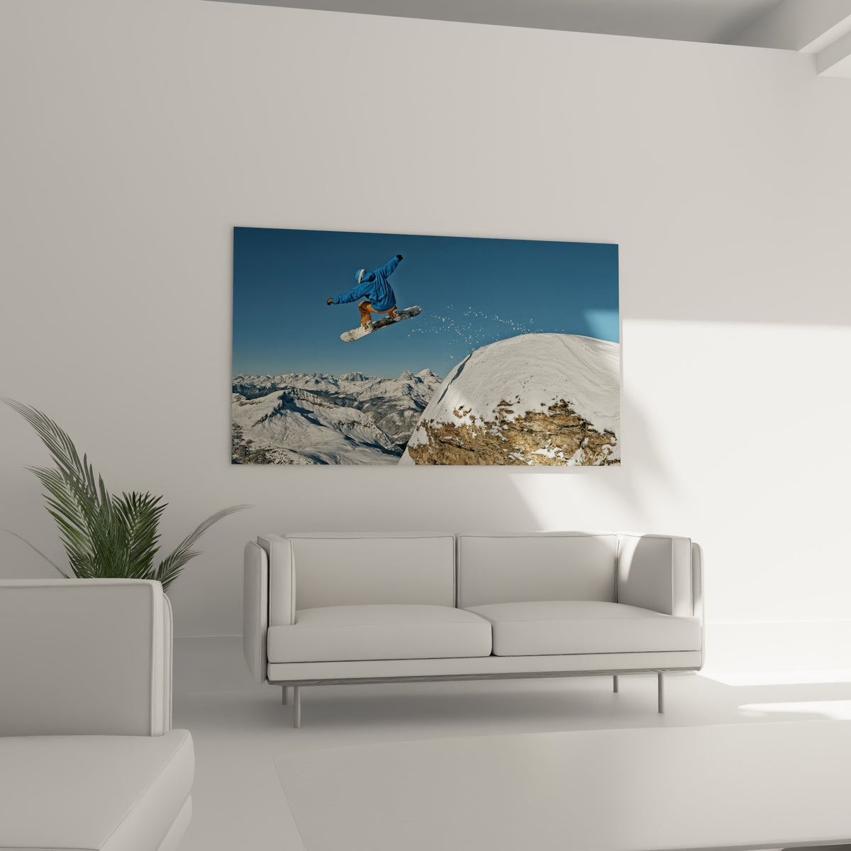 Sauteur en tenue bleue survolant les sommets neigeux au-dessus d'un canapé dans un salon lumineux