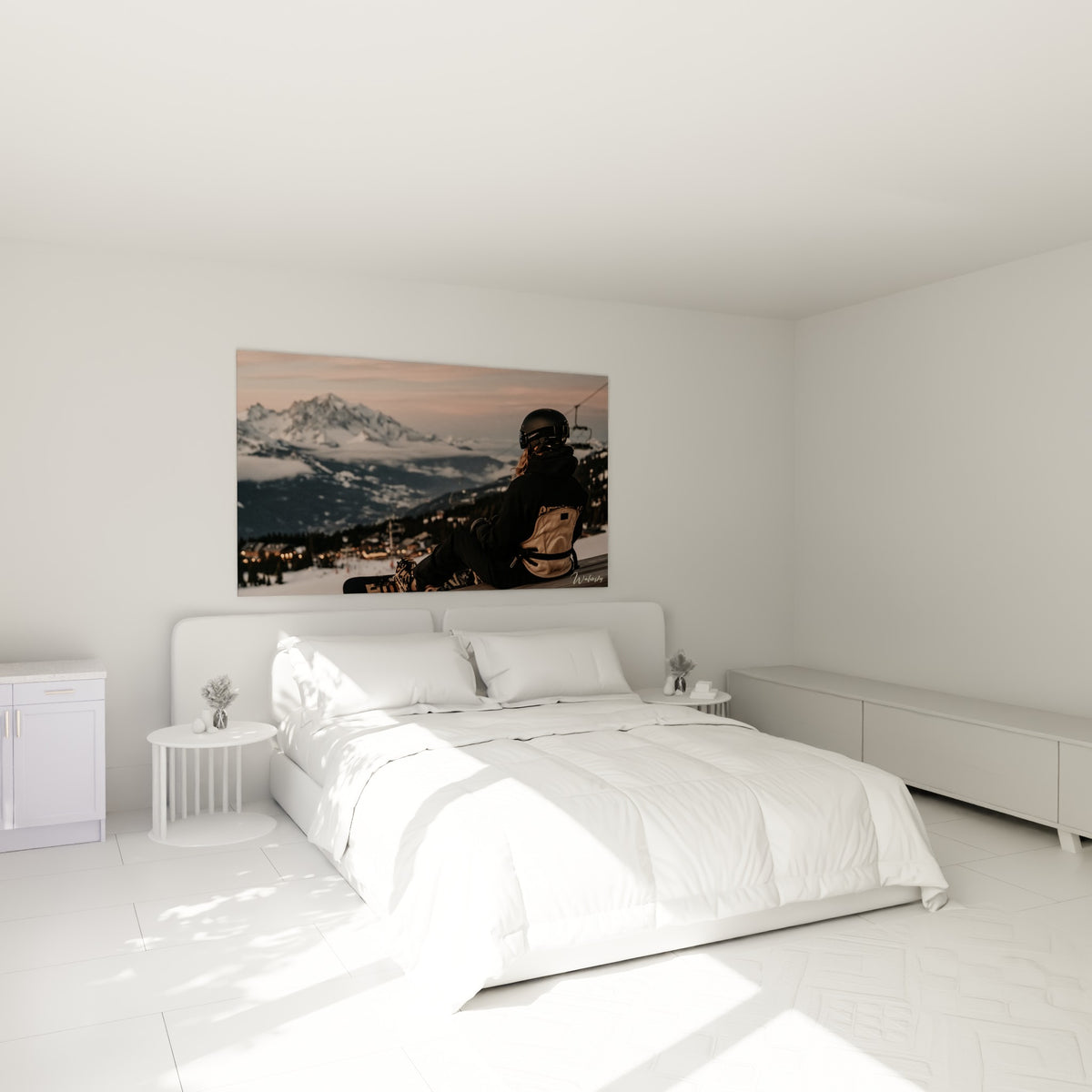 Silhouette de snowboardeuse face aux sommets bleu gris, au-dessus d'un lit dans une chambre claire