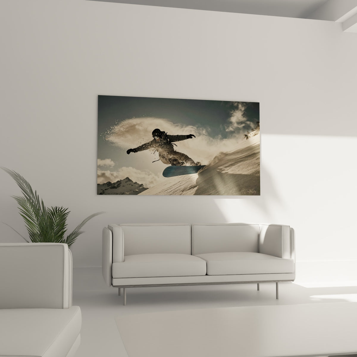 Sportif en descente sur fond de ciel bleu pâle et sommets enneigés, au-dessus d'un canapé dans un salon lumineux