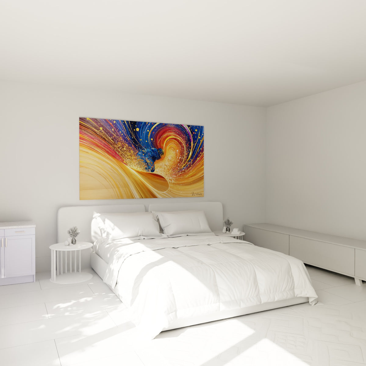 Rider en bleu et doré sculpté par des spirales de couleur, au-dessus d'un lit dans une chambre claire