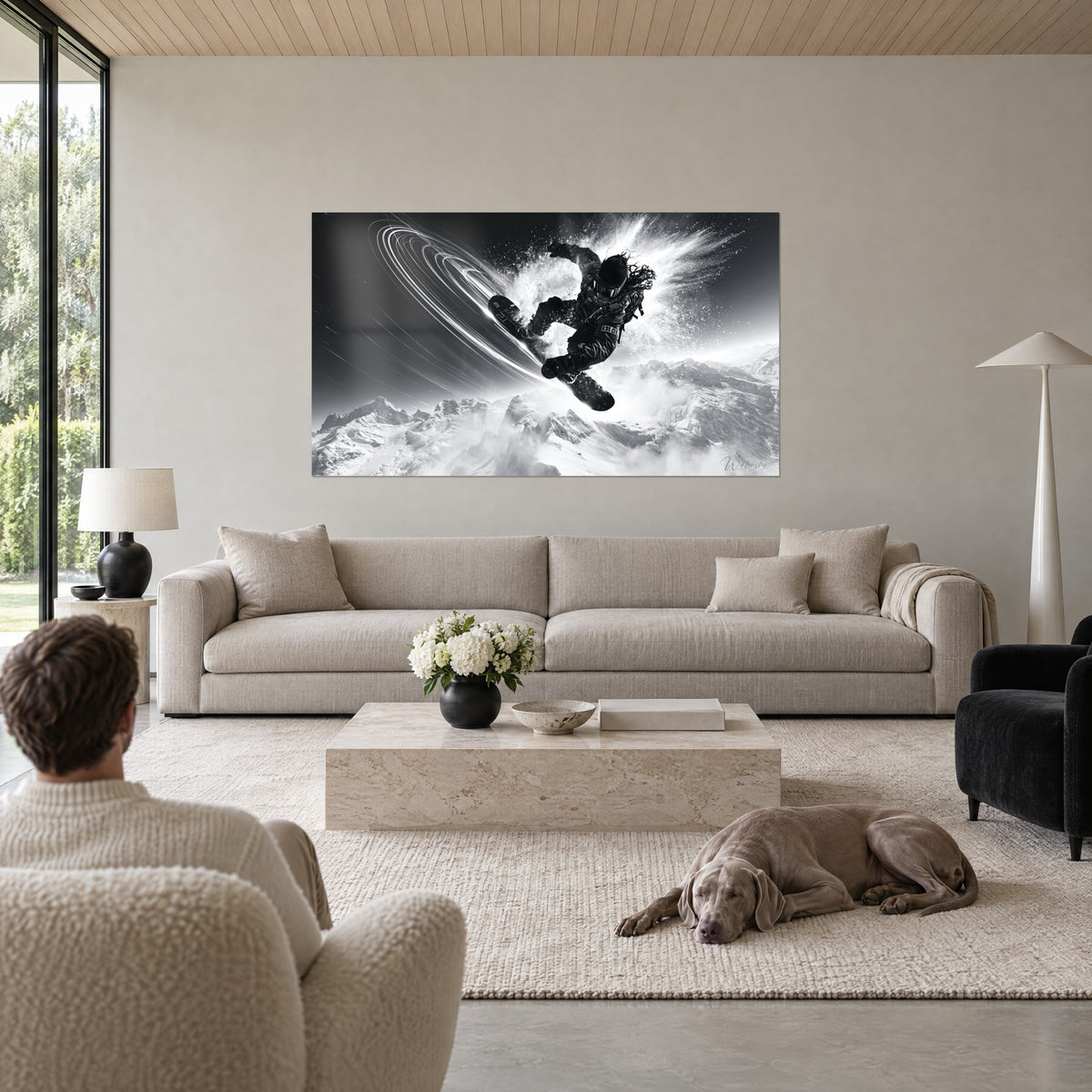 Tableau snowboardeur noir et blanc en plein saut, spirale lumineuse et poudreuse blanche, au-dessus d'un canapé dans un salon lumineux