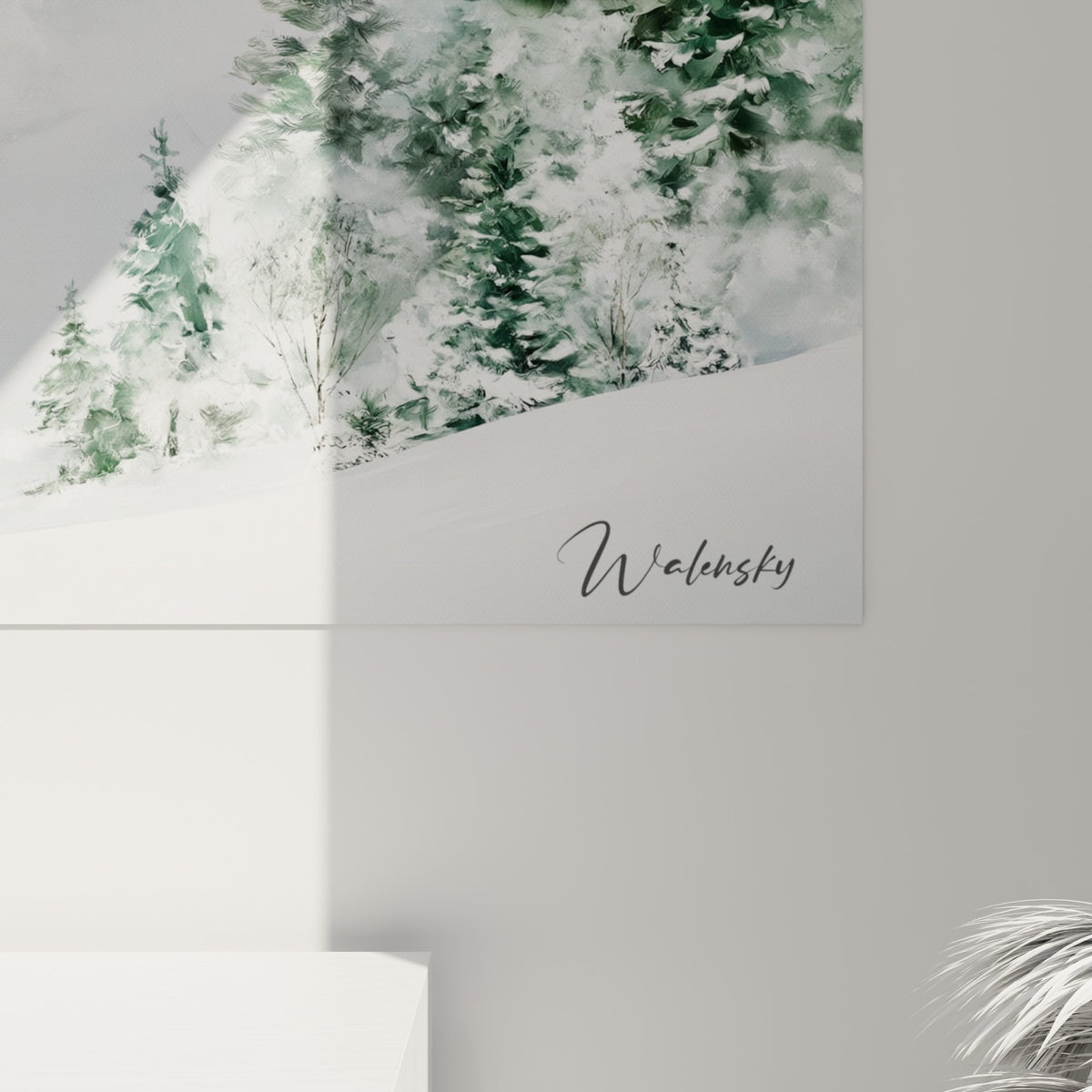Empâtements blancs et gris capturant la brume alpine et le vert sapin des conifères givrés
