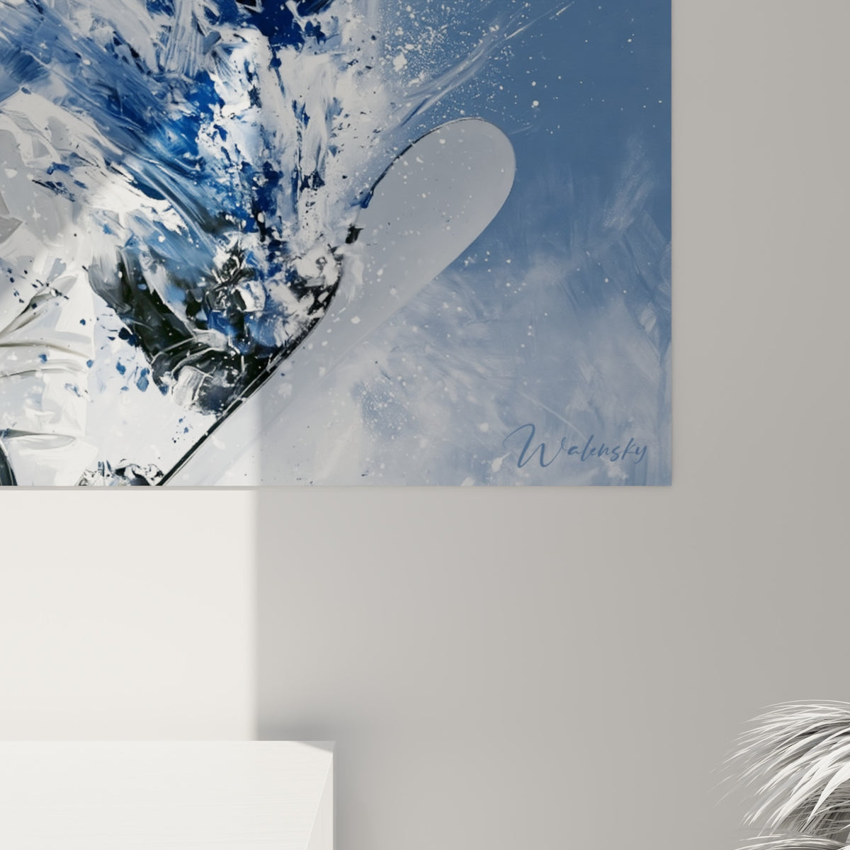 Matière picturale éclaboussée en bleu marine et blanc, coulures et empâtements visibles sur la toile accrochée