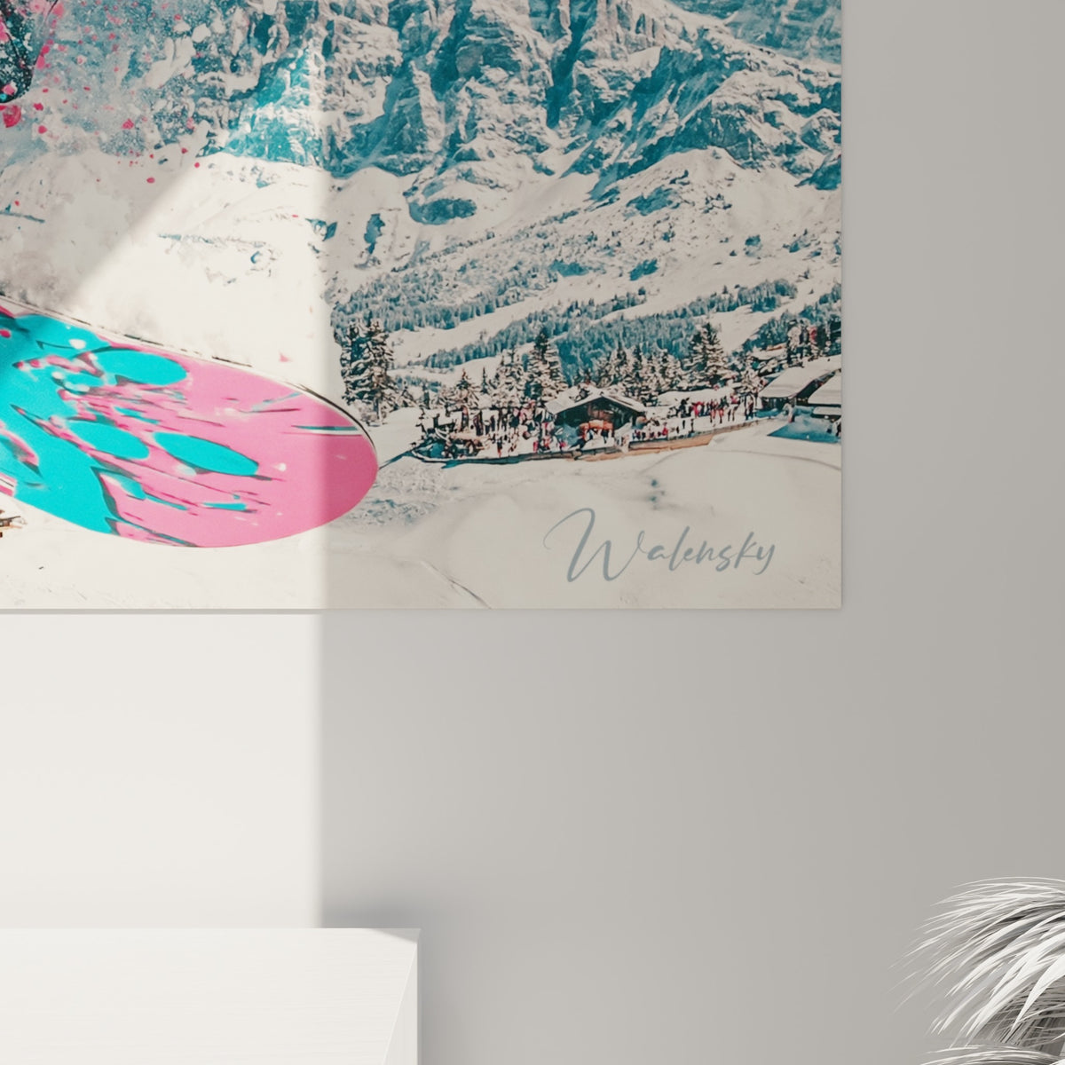 Éclaboussures de poudre rose et turquoise sur la planche, grain pictural visible près du cadre accroché