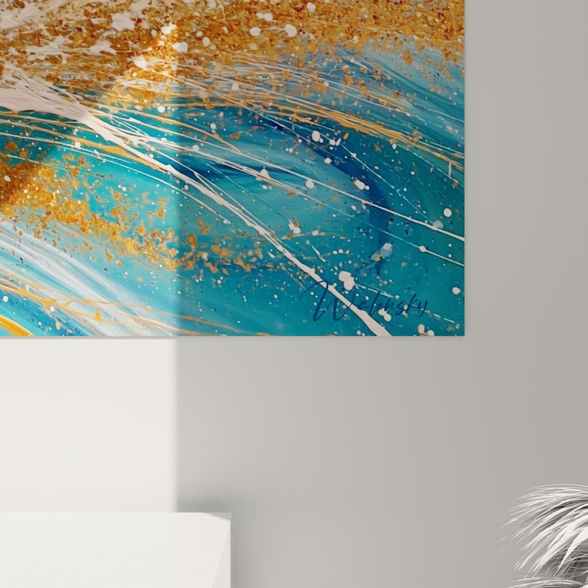 Empâtements épais bleu et or se mêlant aux coulures liquides sur la toile texturée du tableau accroché
