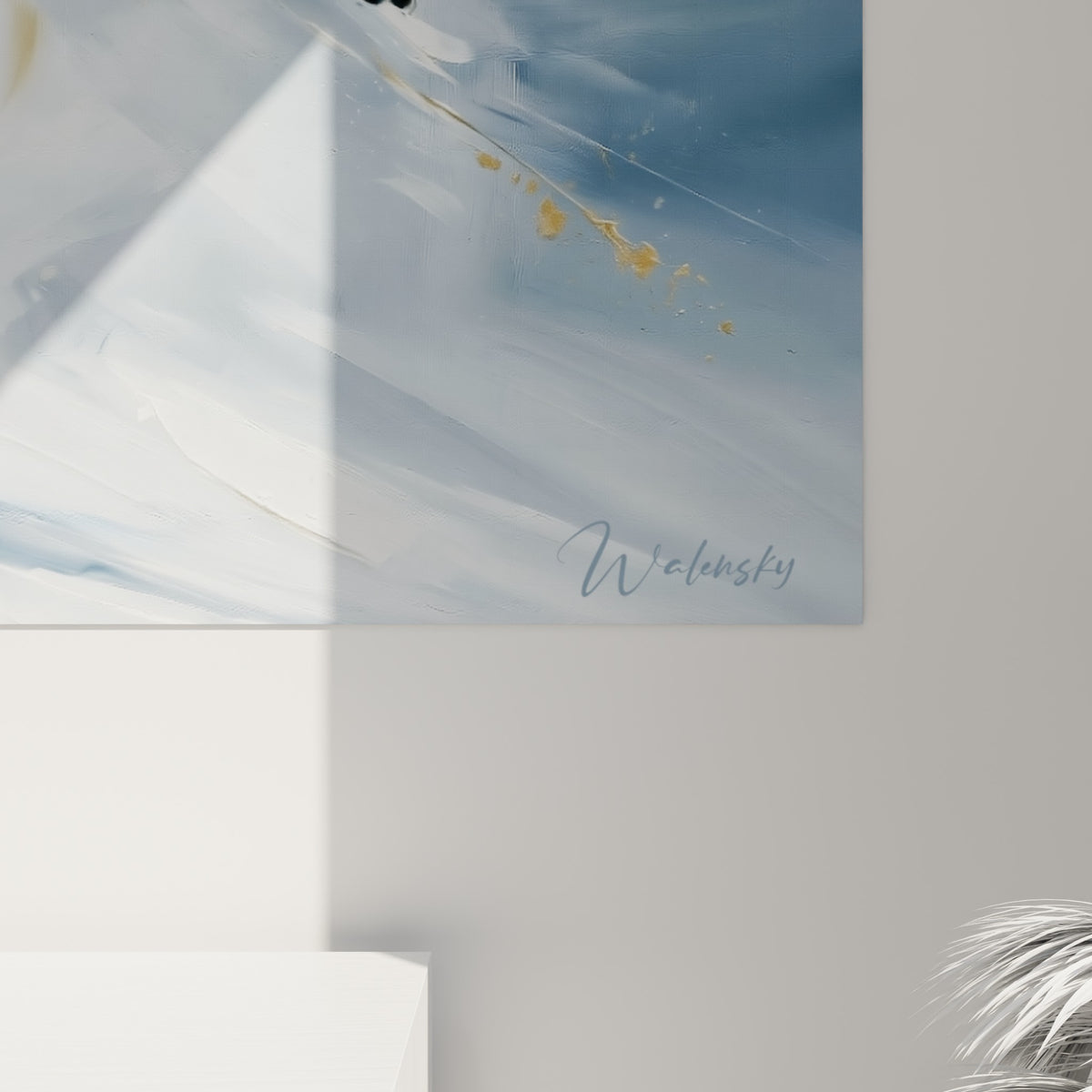 Empâtements bleu marine et éclats dorés se mêlant au blanc de la neige projetée sur la toile texturée